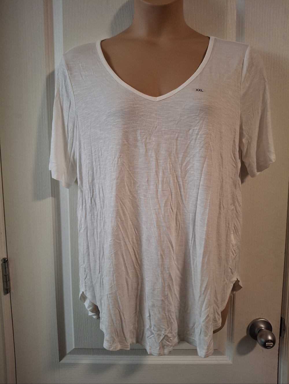 Maurices NWT XXL White V-Neck Women's Tee